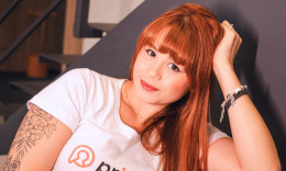 Bia Ruivinha dando o cuzinho